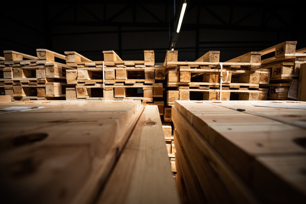 Zastosowanie palet drewnianych w produkcji i usługach