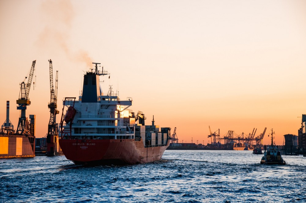 Jak zabezpieczyć drewniane opakowania w transporcie morskim?