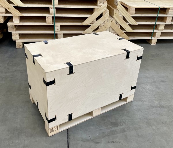 Crates with clamps